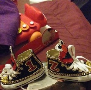 elmo chucks